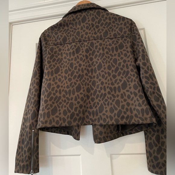 Cropped suede like animal print zip up jacket. - Picture 2 of 7